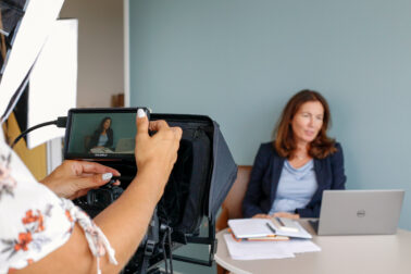 Person im Interview-Moment vor der Kamera