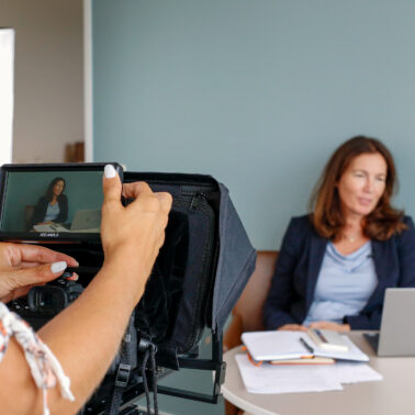 Person im Interview-Moment vor der Kamera